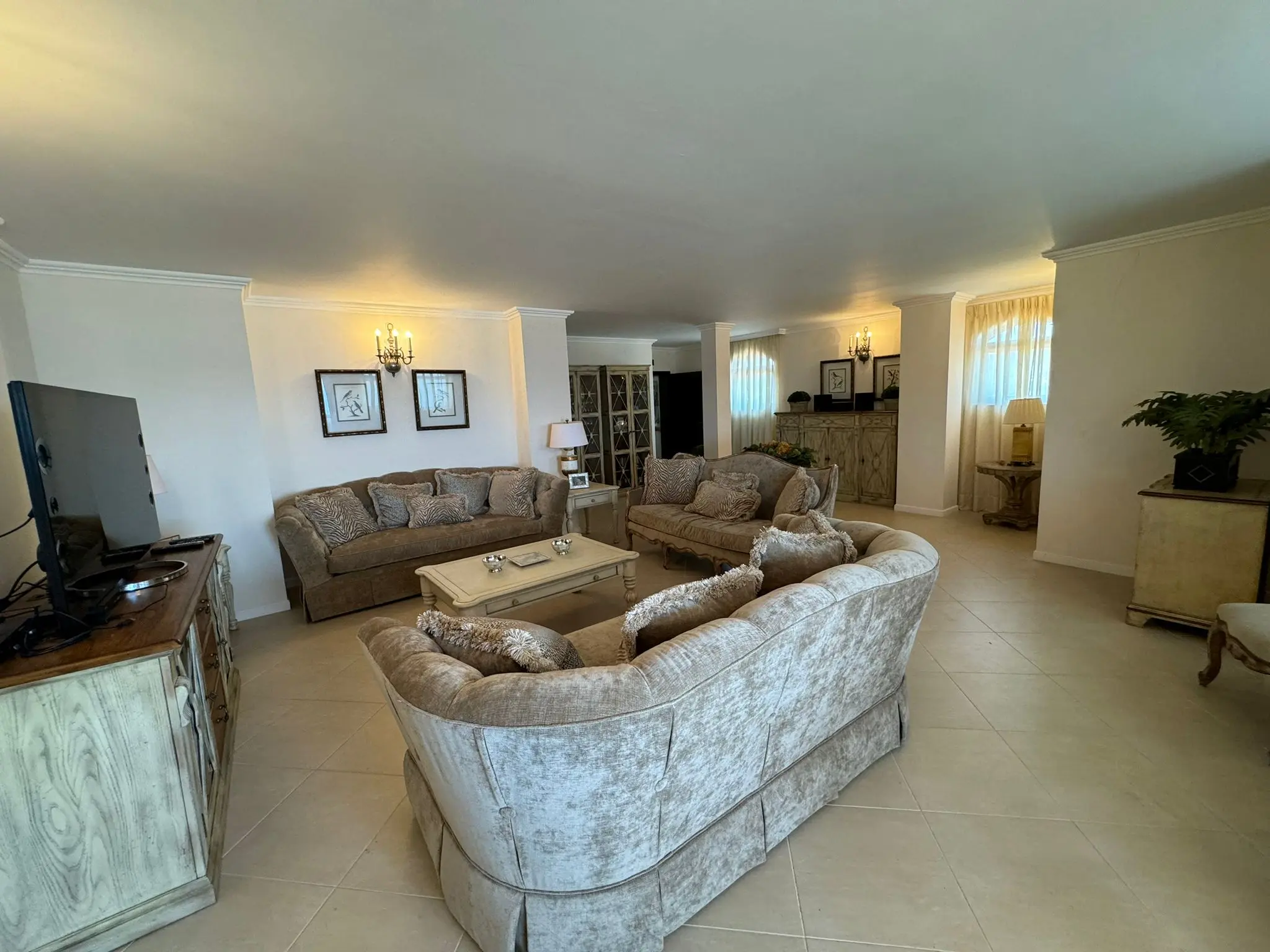 Апартамент с шестью комнатами в комплексе Oasis Resort Lozenets