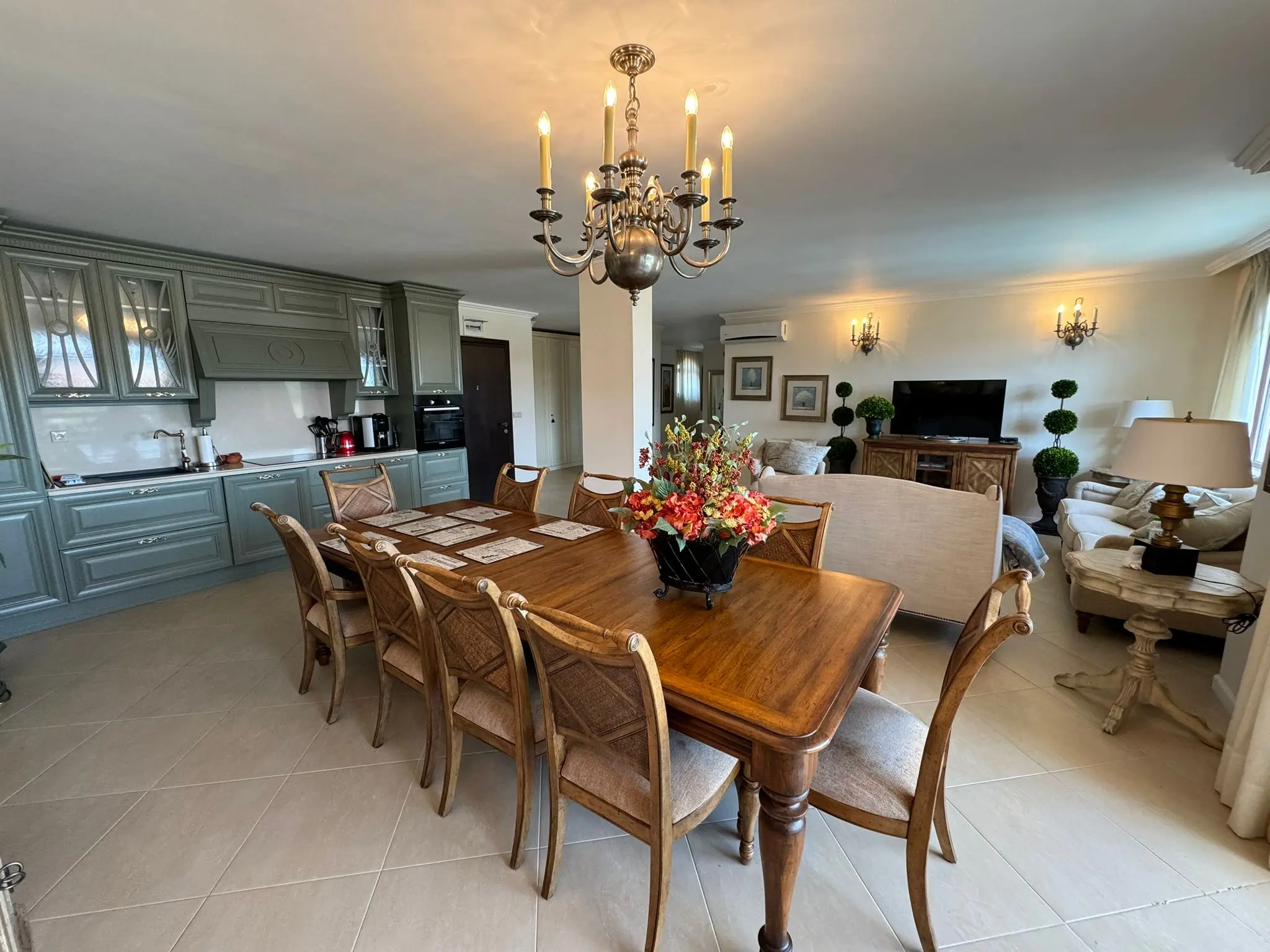 Апартамент с шестью комнатами в комплексе Oasis Resort Lozenets