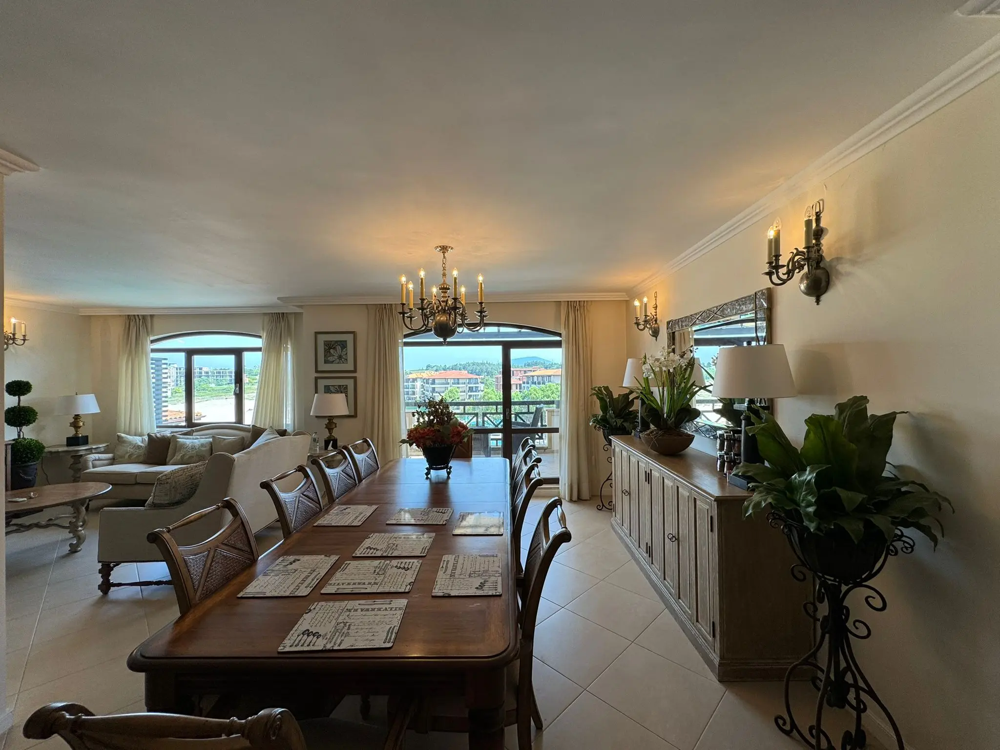 Апартамент с шестью комнатами в комплексе Oasis Resort Lozenets