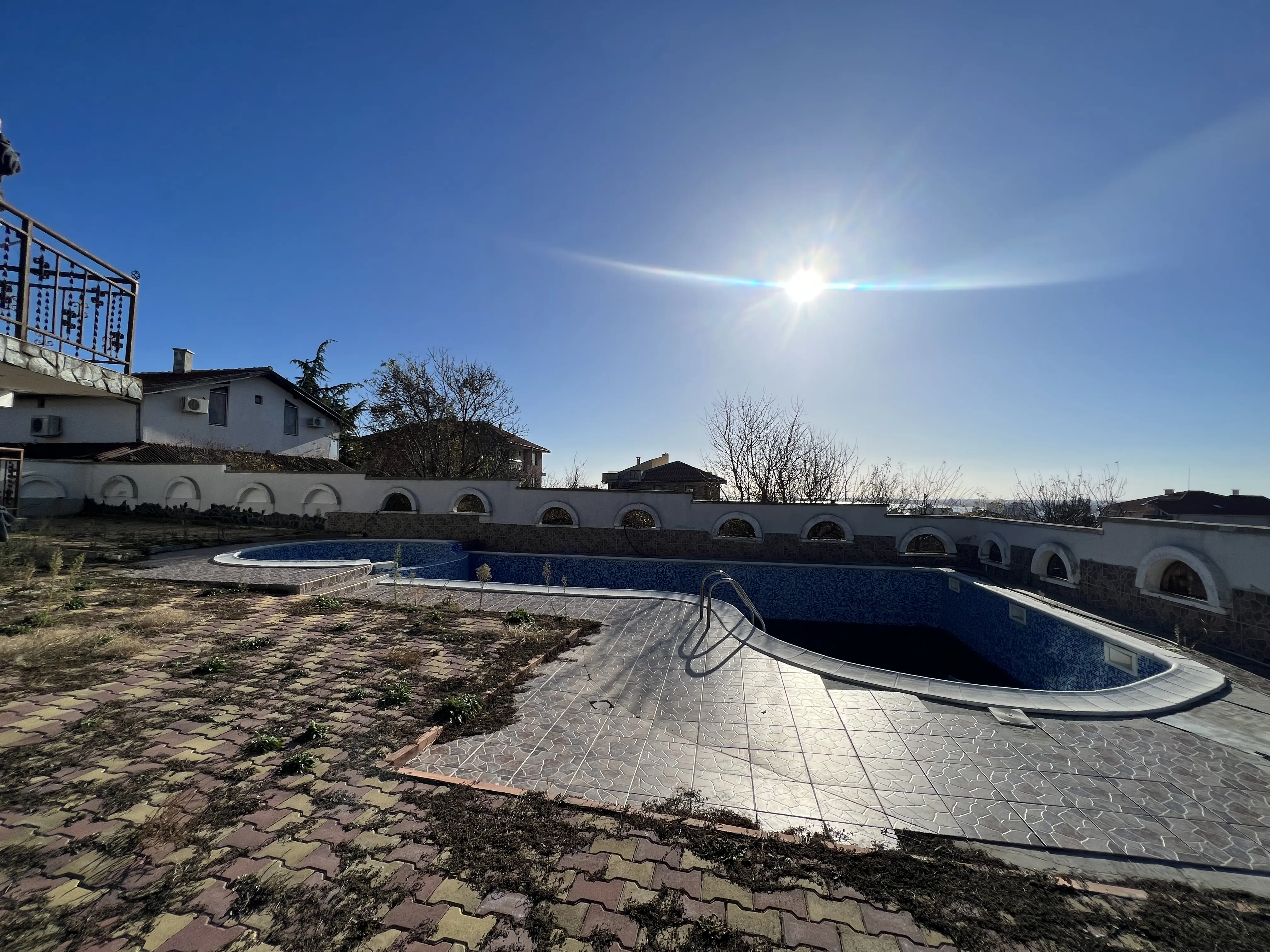 Двухэтажный дом в Святом Власе, Инцараки