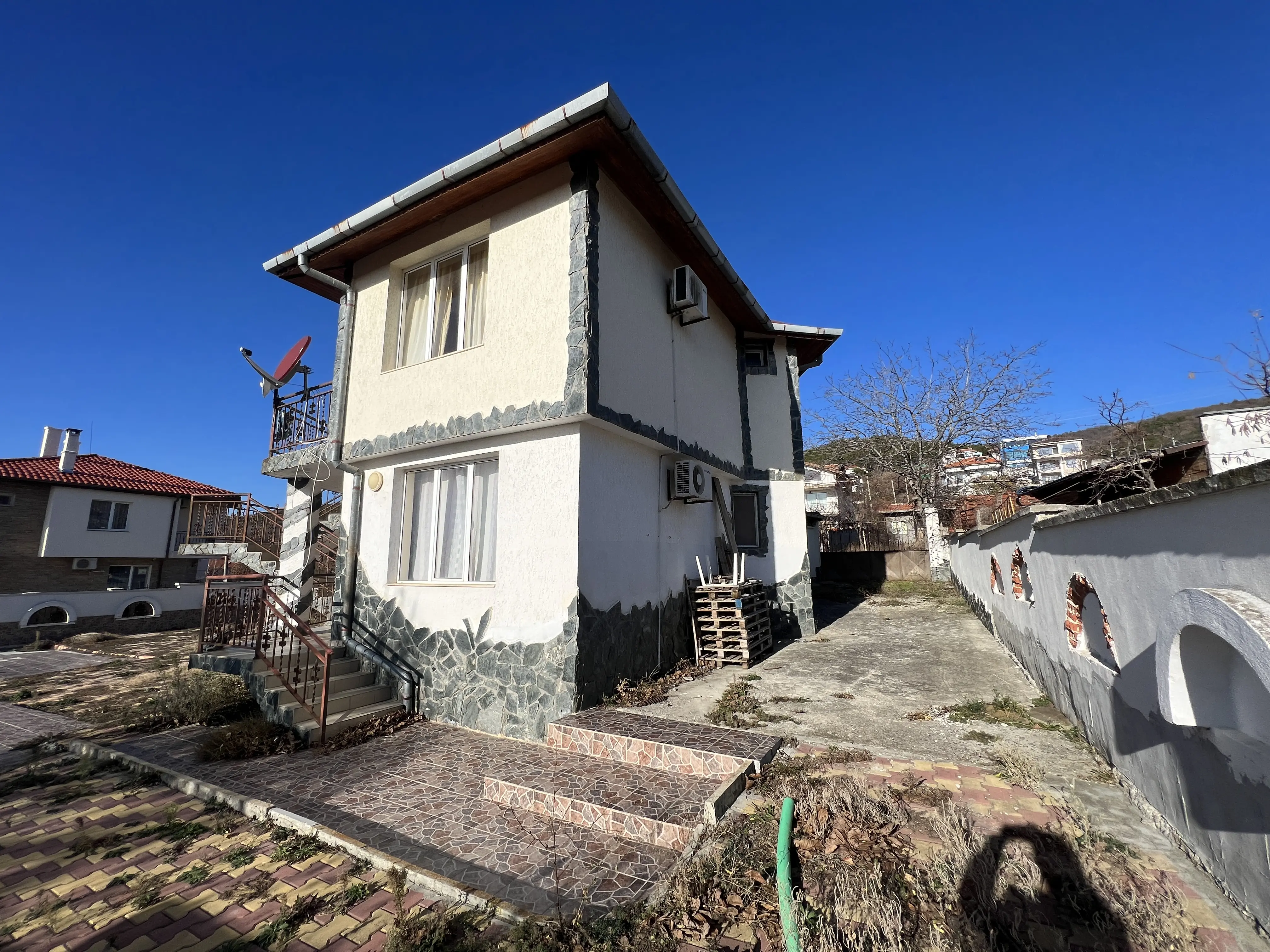 Двухэтажный дом в Святом Власе, Инцараки