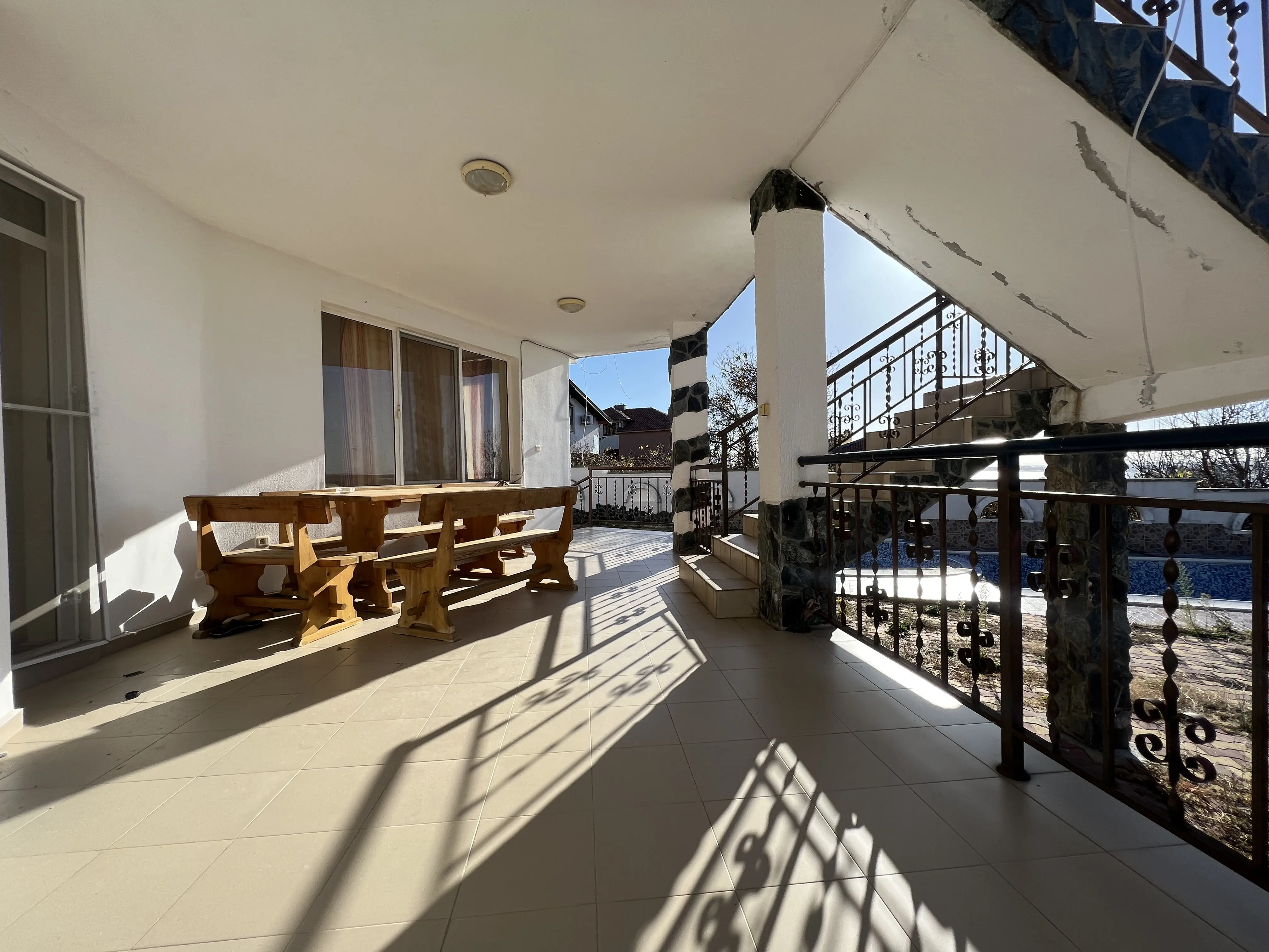 Двухэтажный дом в Святом Власе, Инцараки