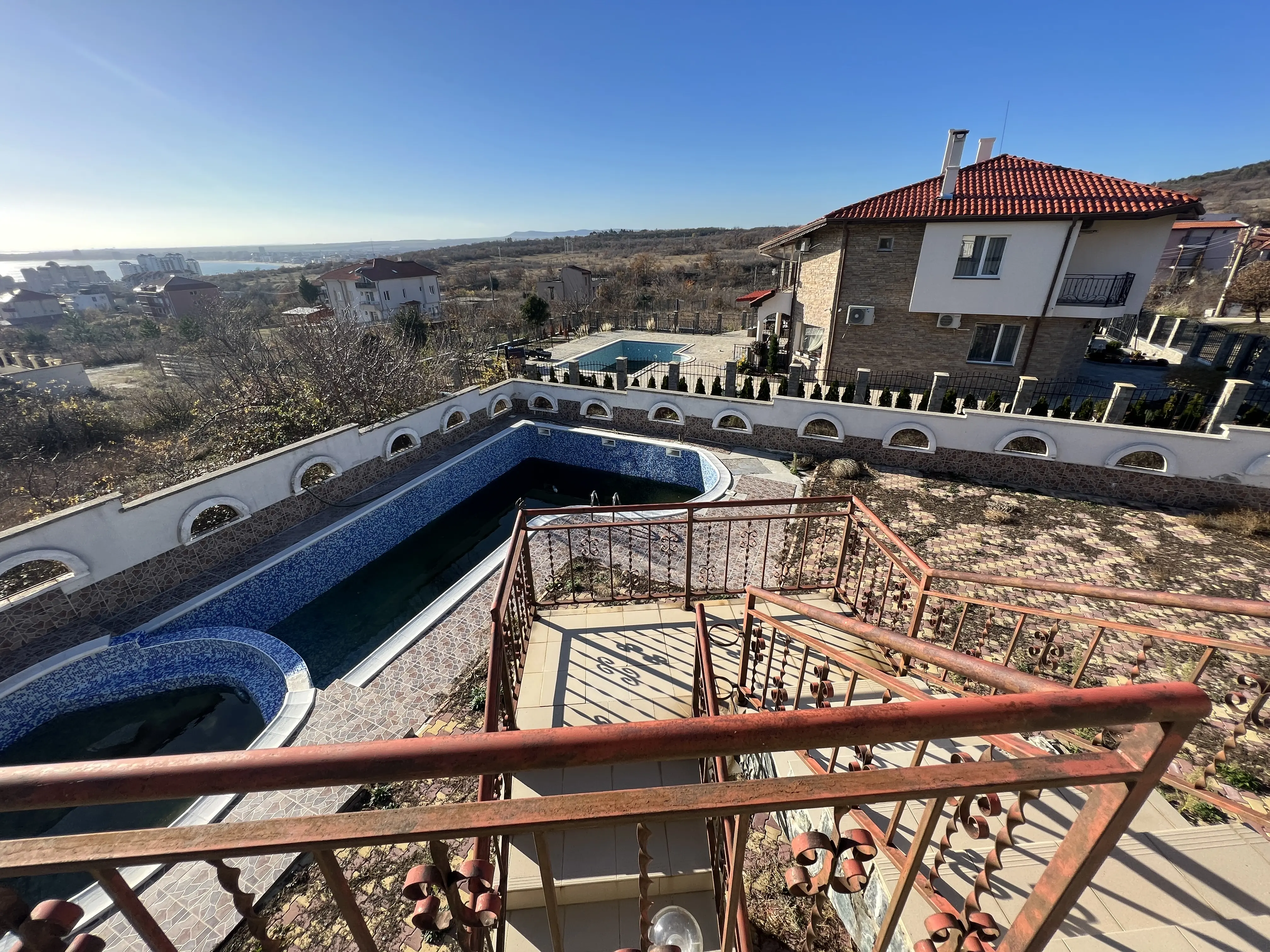 Двухэтажный дом в Святом Власе, Инцараки