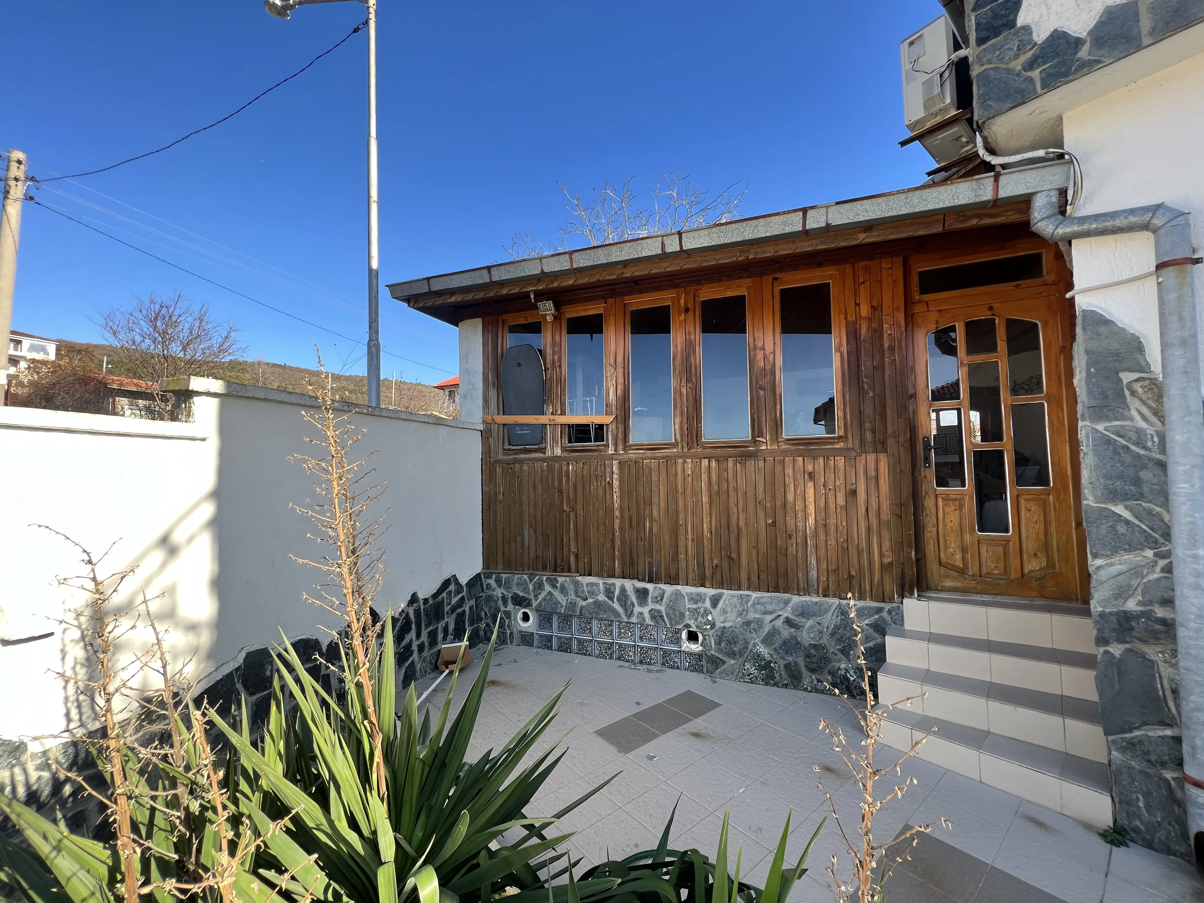 Двухэтажный дом в Святом Власе, Инцараки