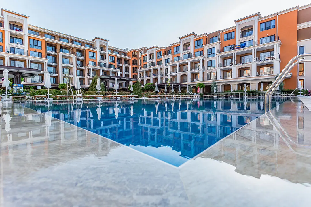 Басейн до жилищните сгради на Premier Fort Beach