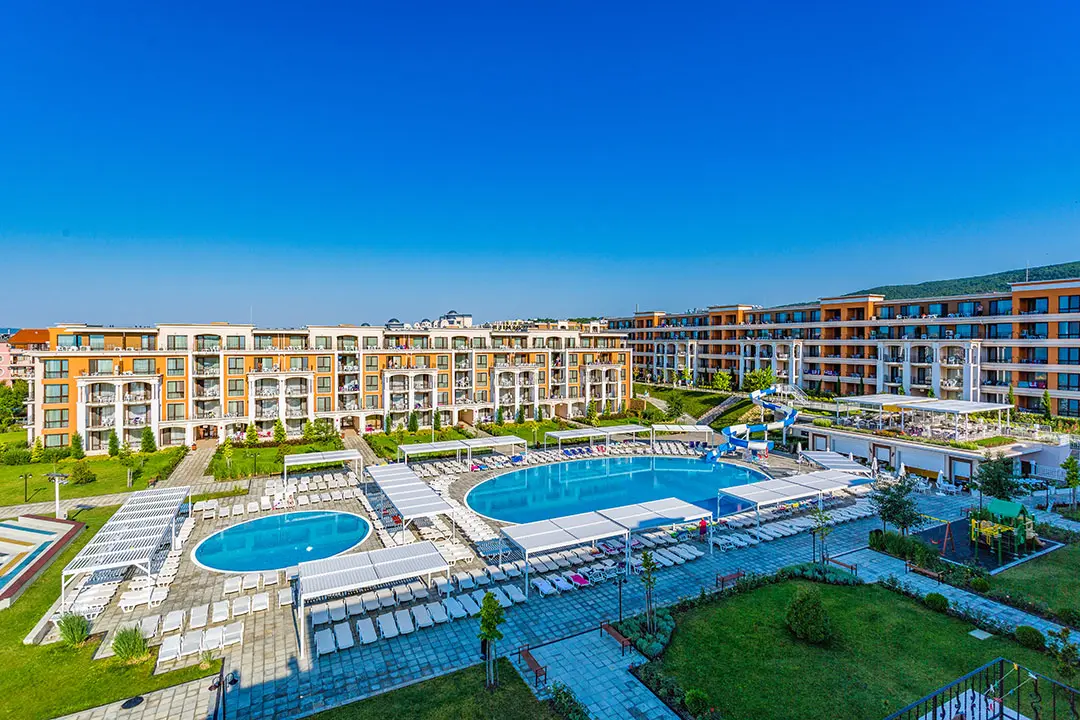 Басейни и озеленени площи в Premier Fort Beach