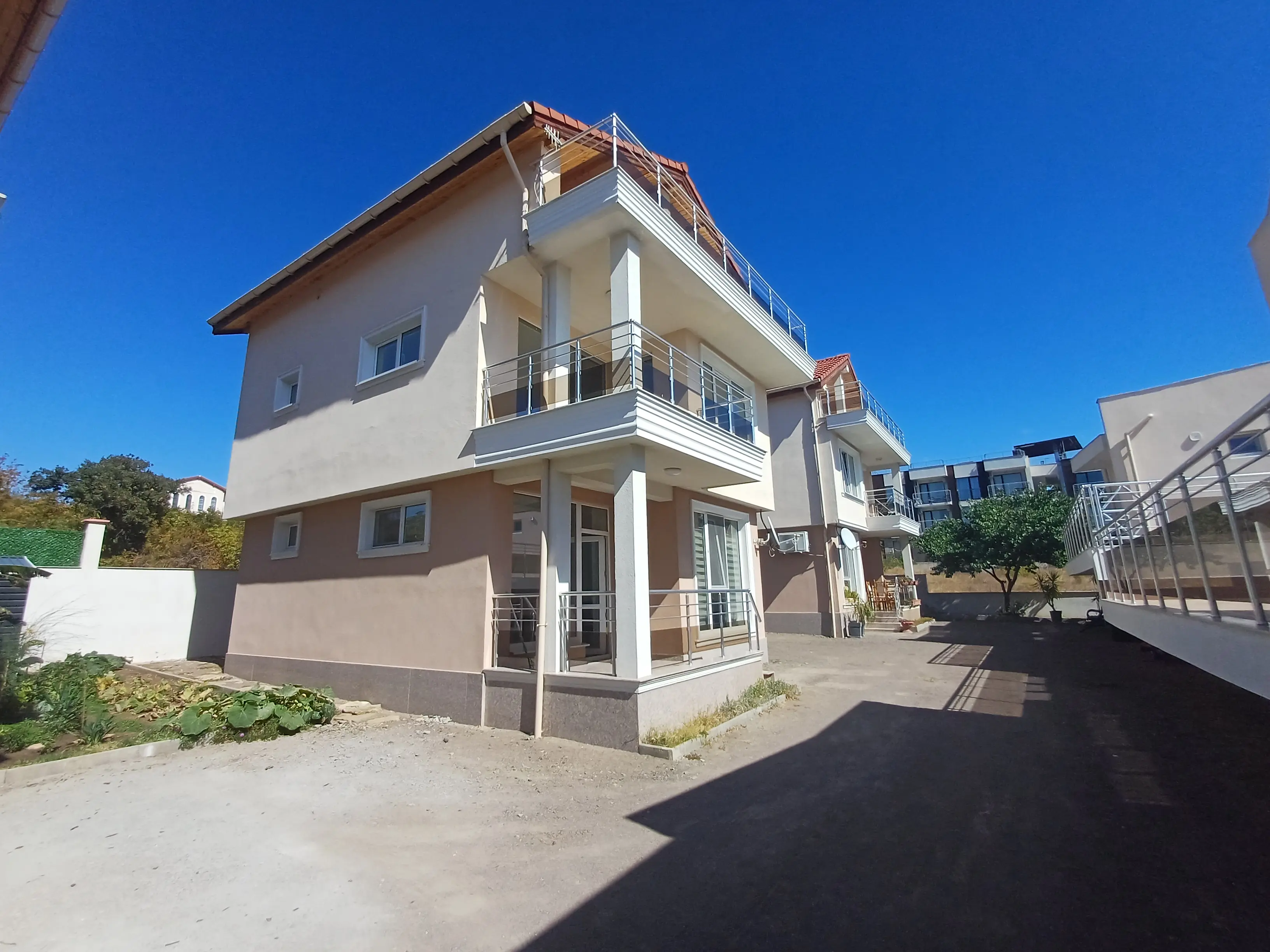 Трехэтажный дом в Солнечном Береге