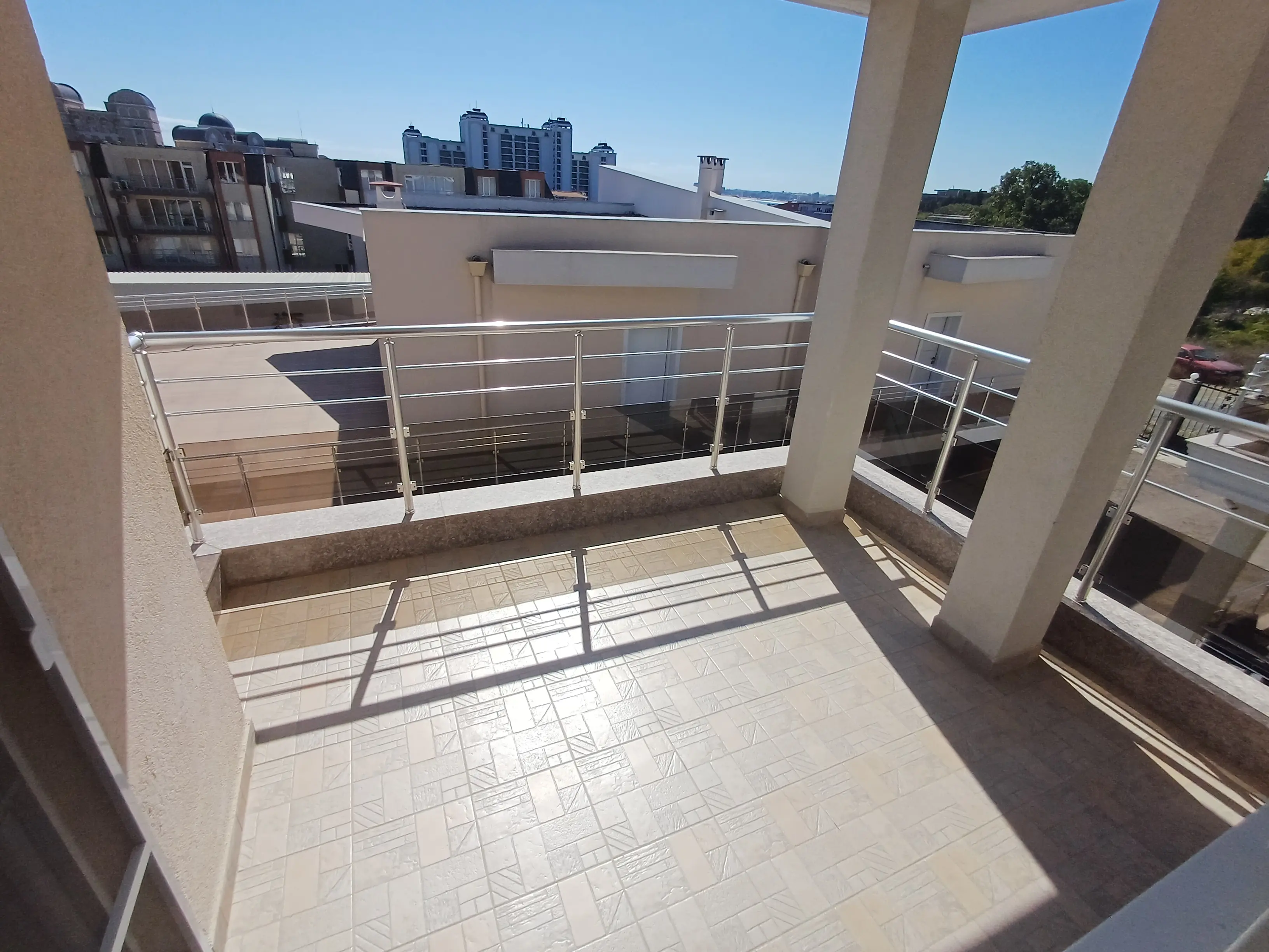 Трехэтажный дом в Солнечном Береге