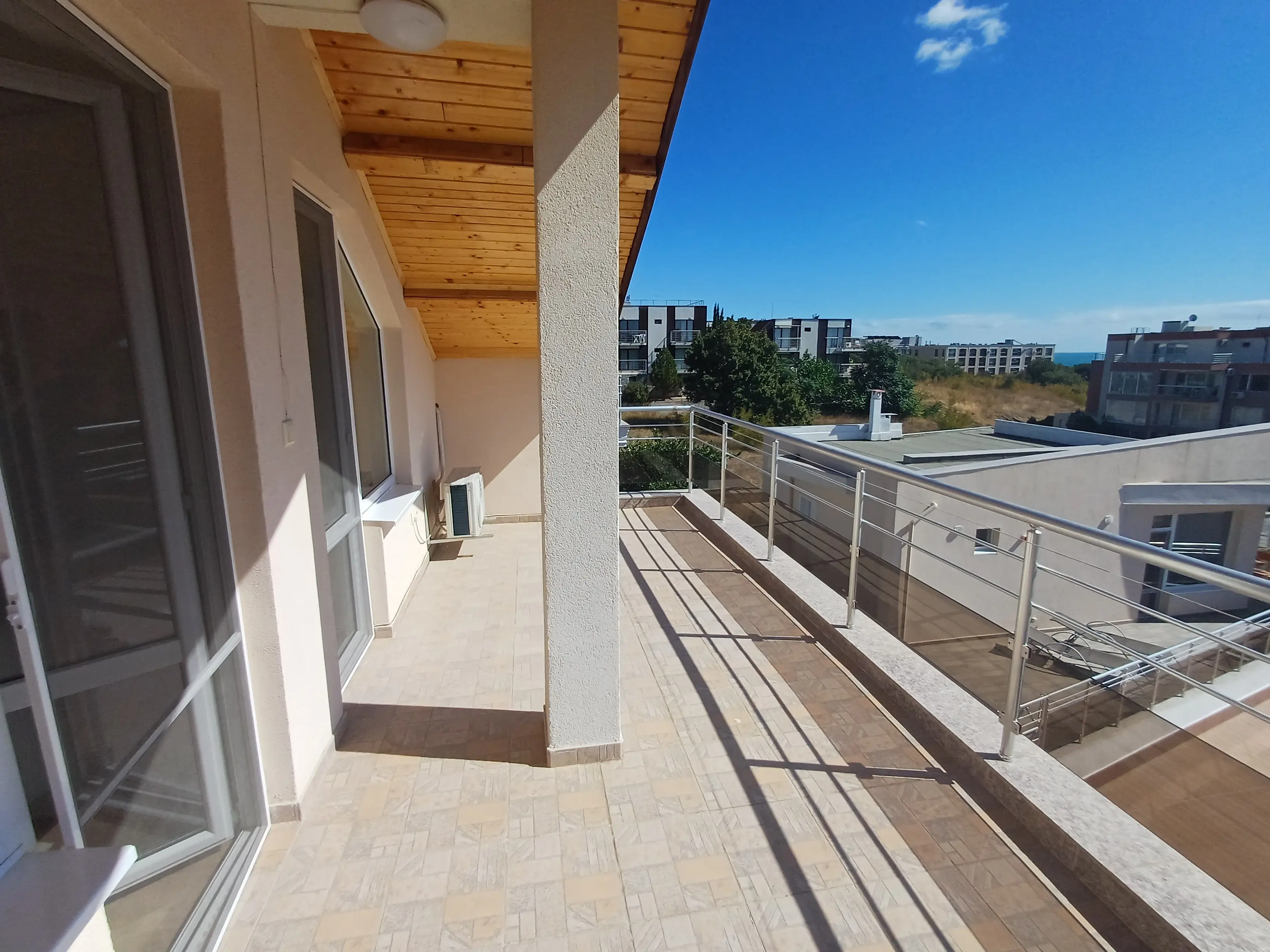 Трехэтажный дом в Солнечном Береге