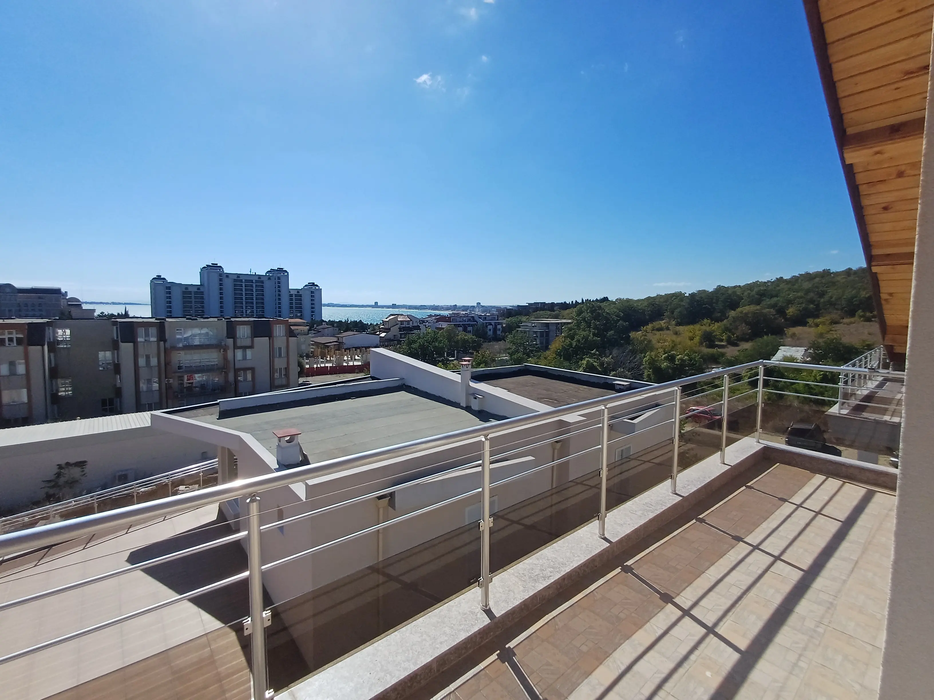 Трехэтажный дом в Солнечном Береге