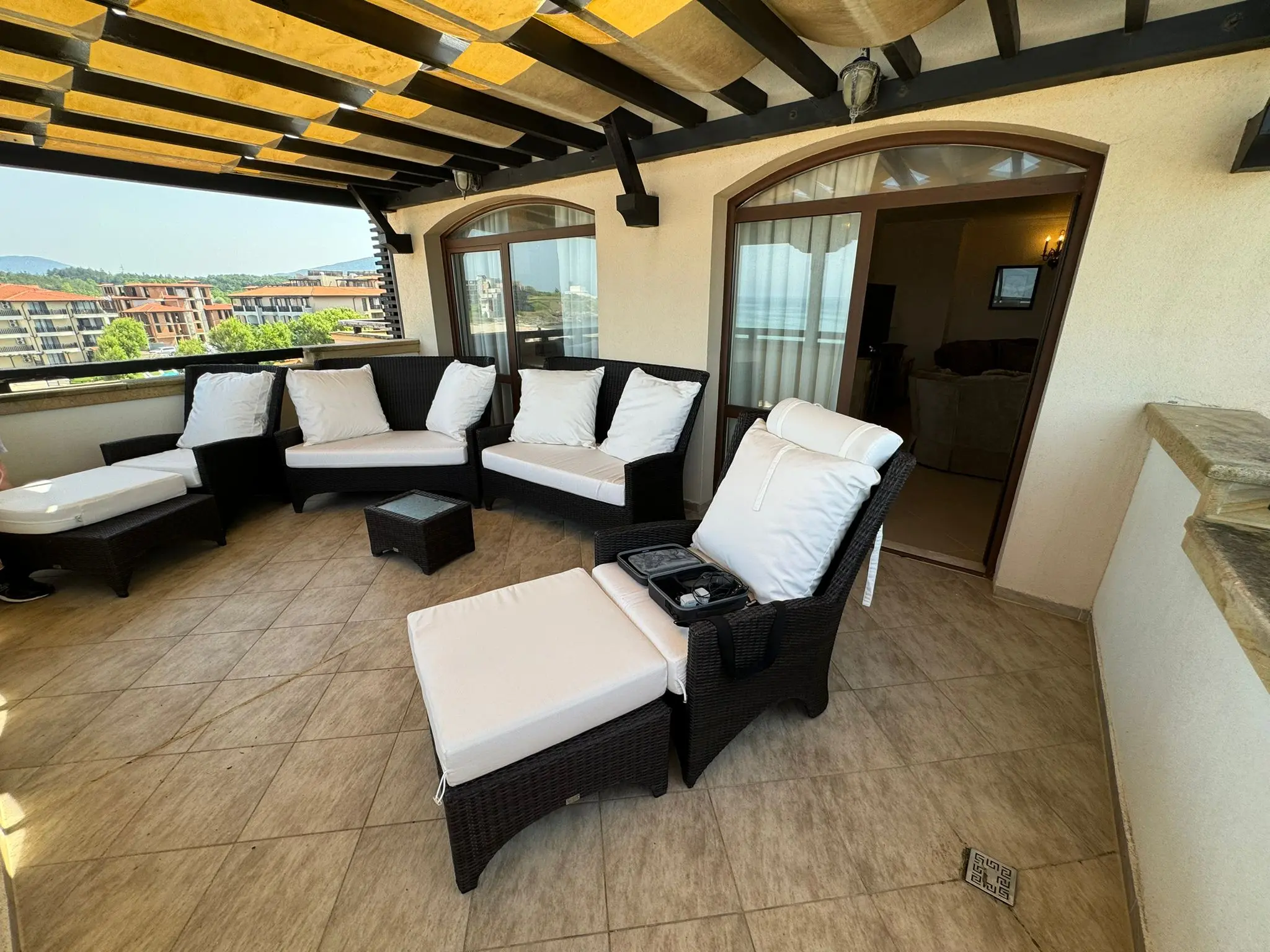 Überdachter Sitzbereich auf der Terrasse