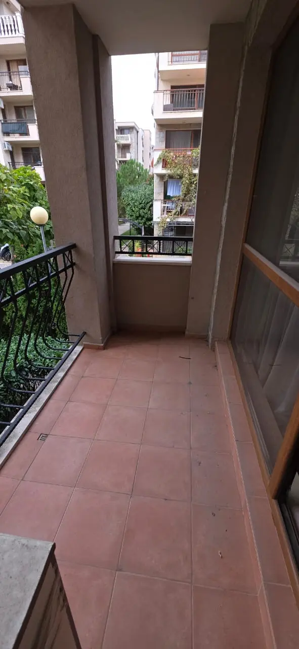 Überdachter Balkon mit Blick in die Anlage
