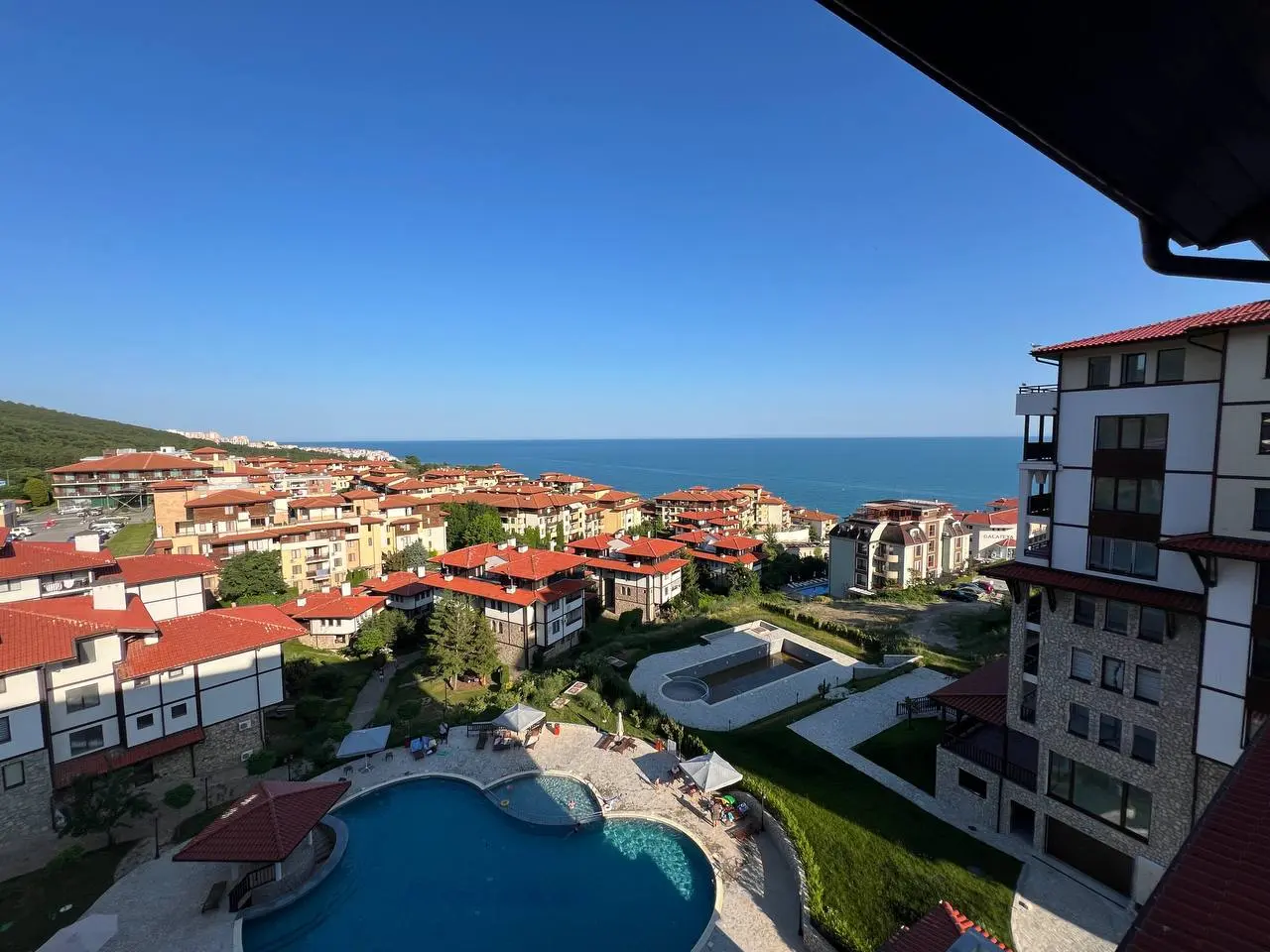 Море и басейн, гледани от апартамент в Етара 4
