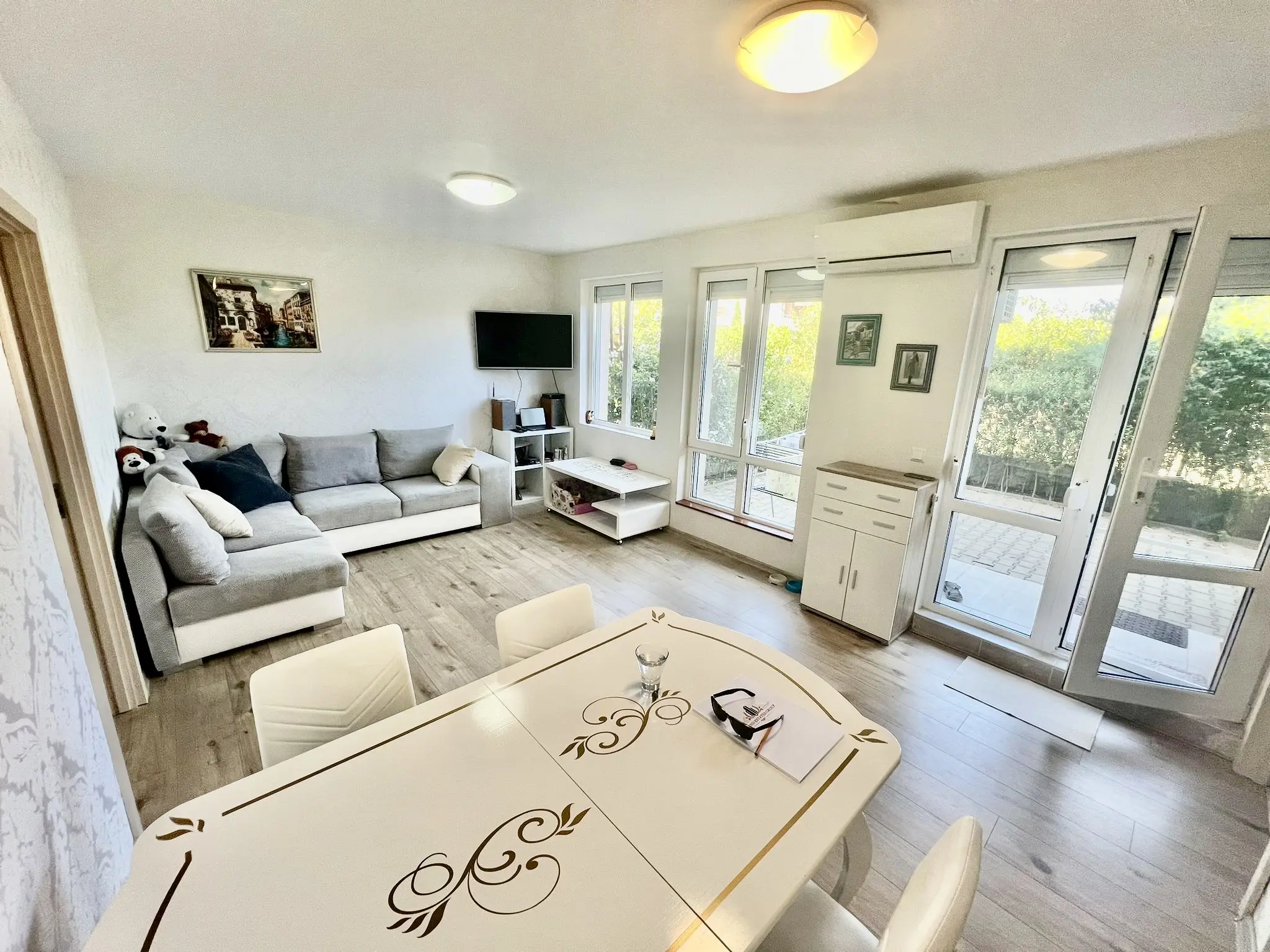 Трехкомнатная квартира в жилом доме, Равда