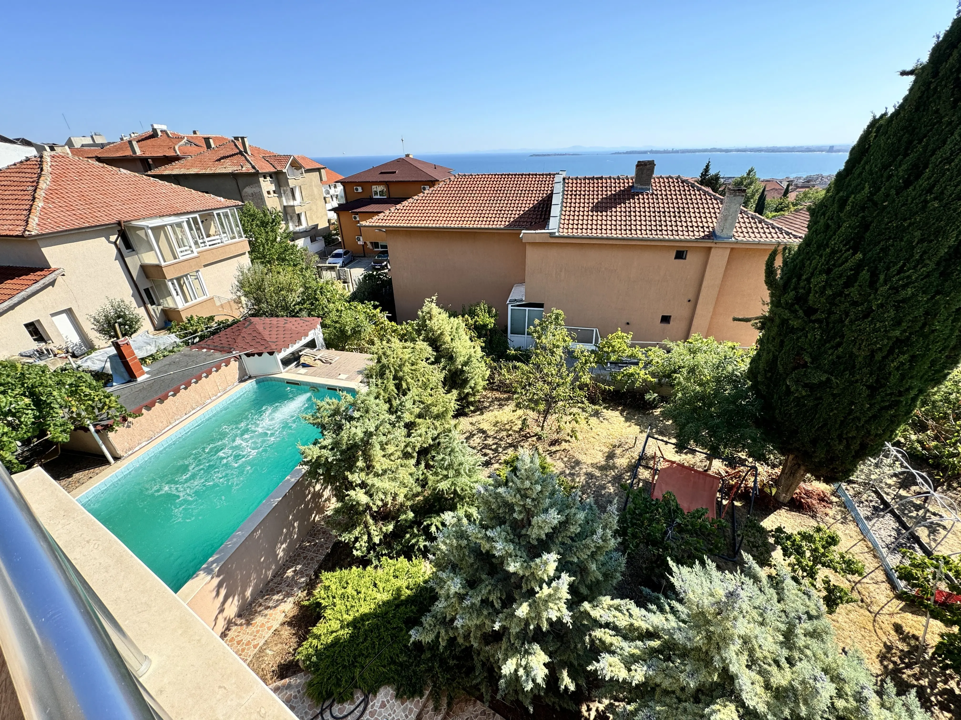 Трехэтажный дом в Святом Власе