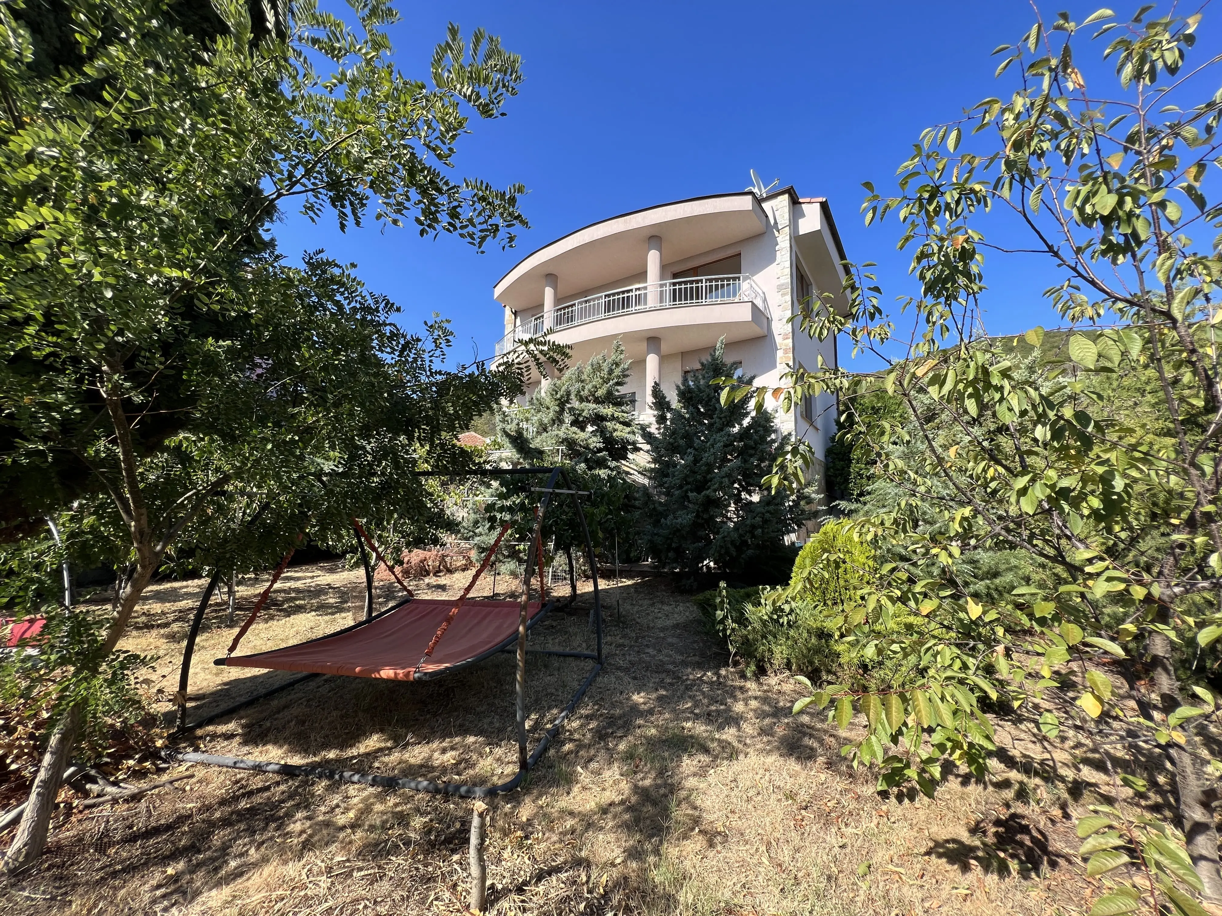 Трехэтажный дом в Святом Власе