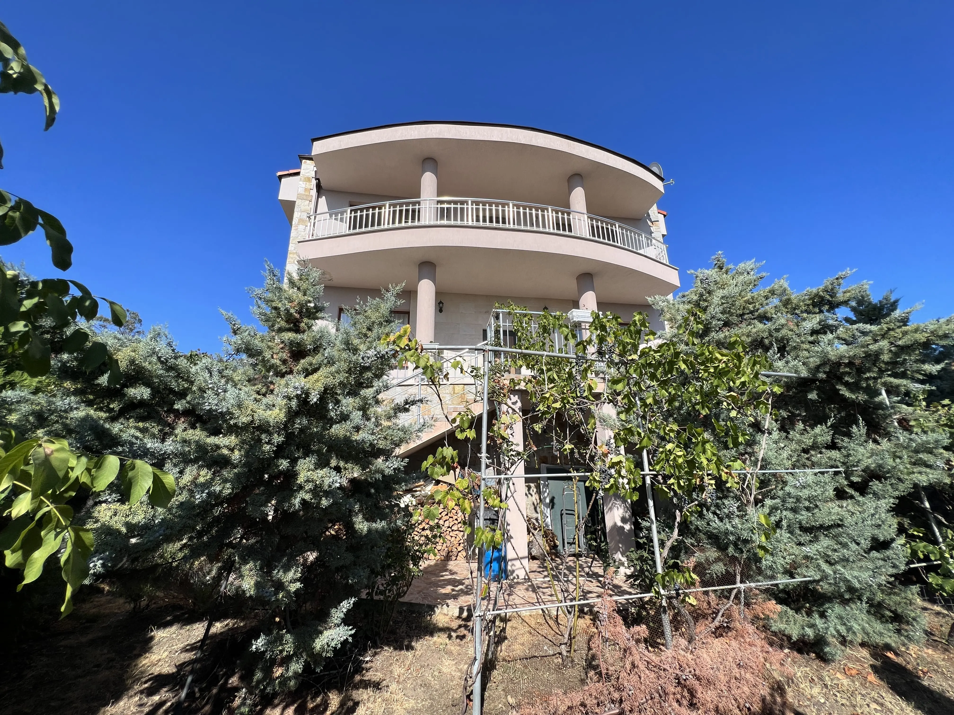 Трехэтажный дом в Святом Власе