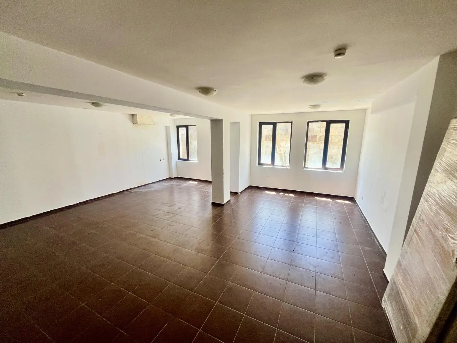 Коммерческое помещение в Кошарице — 315 м², три входа
