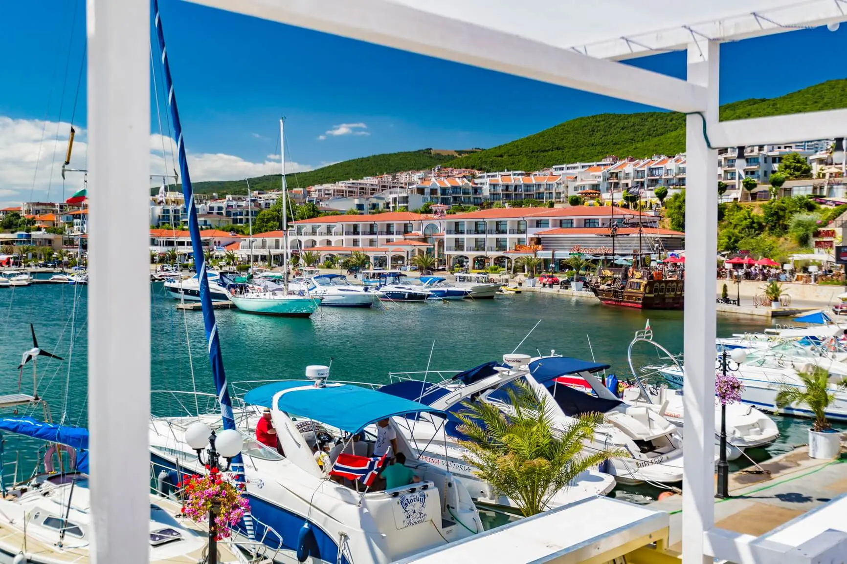 Яхтенный порт Марина Диневи