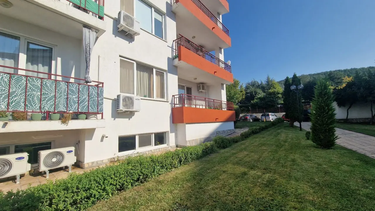 Сграда и озеленен двор при предлагания апартамент 99 м²