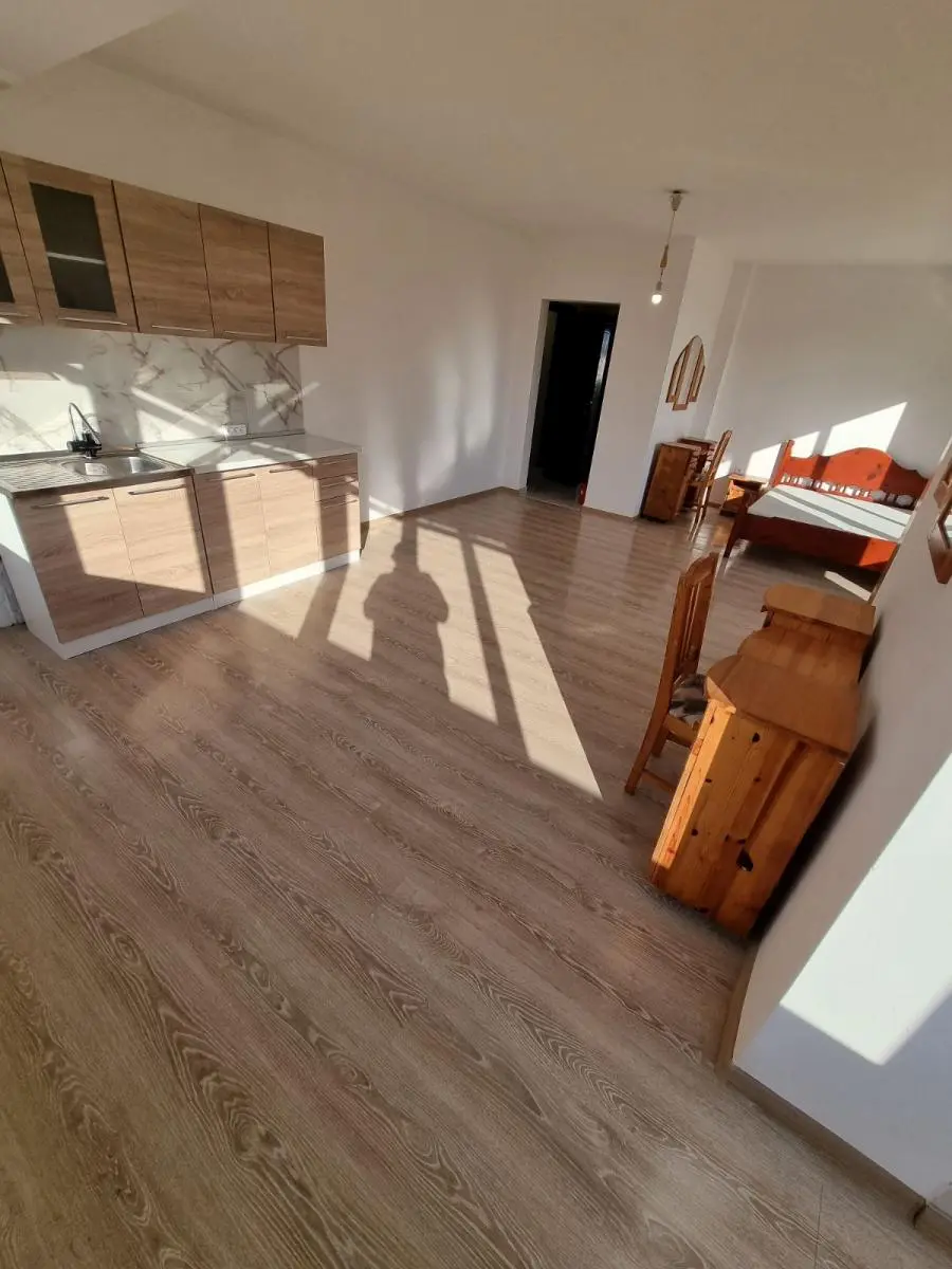 Студия в жилом доме, Равда