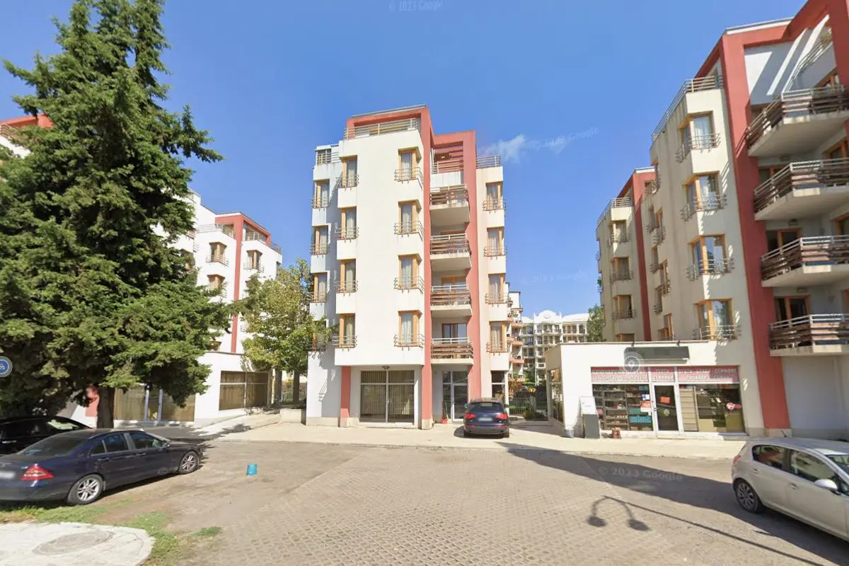 Квартиры и коммерческие помещения в жилом комплексе Tria Apartments